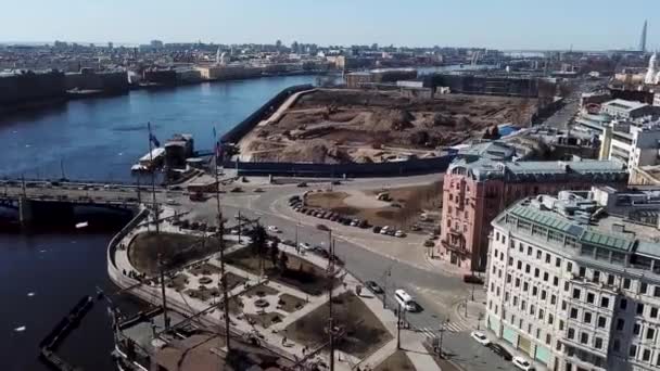 Légi felvétel egy régi fregattról, ami Neva folyónál horgonyzott, Szentpéterváron, Oroszországban. Készletfelvétel. Lélegzetelállító panoráma a városra, a hídra és a töltésre. — Stock videók