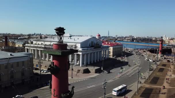 San Pietroburgo, Russia, colonna rostrale di colore rosso, punti di riferimento dell'isola Vasilievsky in giorno di primavera. Filmati delle scorte. Paesaggio urbano della grande città russa, concetto di architettura . — Video Stock