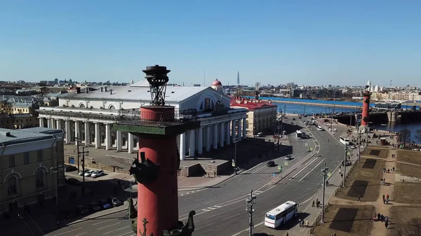 São Petersburgo, Rússia, coluna rostral de cor vermelha, marcos da ilha de Vasilievsky no dia de primavera. Imagens de stock. Paisagem da cidade de grande cidade russa, conceito de arquitetura . — Fotografia de Stock