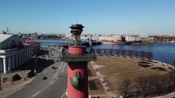 Aerial of an Old Saint Petersburg buildings and Rostral Columns, Russia, concetto di viaggio e turismo. Filmati delle scorte. Paesaggio mozzafiato della città costruita sul fiume Neva . — Video Stock
