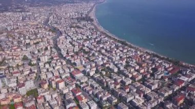 Lüks plajların havası ve Akdeniz kıyısındaki ufuk çizgisi şehir manzarası. - Sanat. Yaz mevsiminde bu güzel şehrin üstünde uçmak.
