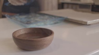 Japon mutfak yemeği, yemek konsepti hazırlarken aşçıya yakın durun. Stok görüntüleri. Yemek eldivenli bir adam plastik poşeti sıcak suyla dolu bir kaseye koyuyor..