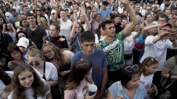 Hungaria, Budapest - 09.15.2019: banyak orang bernyanyi dan menari di festival musik. Mulai. Penonton menikmati konser di luar ruangan dan bersenang-senang . — Stok Foto