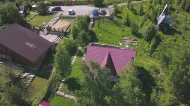 Yazlık köydeki evler ve yerleşim yerlerinin havadan görünüşü. Şarjör. Ekolojik alanda inşa edilen parlak pembe kır evlerinin üst manzarası.
