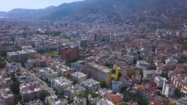 Göz kamaştırıcı bir kuş bakışı Alanya şehri, Türkiye, yaz tatili konsepti. - Sanat. Güzel şehrin ve deniz kenarındaki sokakların havadan görünüşü..