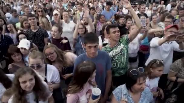Magyarország, Budapest - 09.15.2019: sokan énekelnek és táncolnak egy zenei fesztiválon. Felvétel. Közönség élvezi a szabadban koncert és szórakozás. — Stock videók