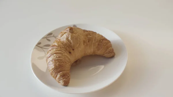 Plusieurs assiettes avec de délicieux produits de pâtisserie placés dans une rangée sur une table en bois. Images d'archives. Gros plan des produits de pain délicieux sur fond de table blanche . — Photo