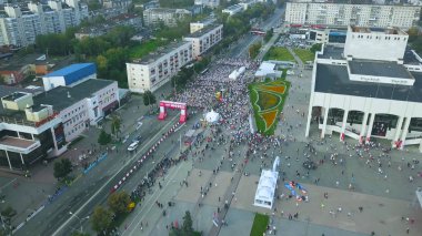 İHA 'dan, maraton koşusuna başlayan kalabalığa hava görüntüsü. - Sanat. Birçok insan maratona katılmadan önce sokakta toplandı..