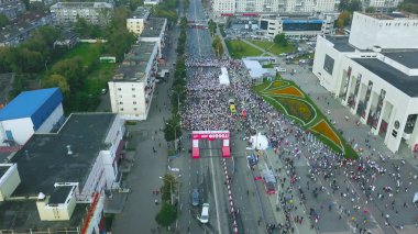 İHA 'dan, maraton koşusuna başlayan kalabalığa hava görüntüsü. - Sanat. Birçok insan maratona katılmadan önce sokakta toplandı..