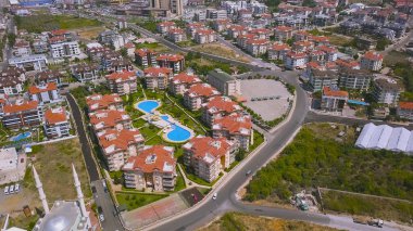 Güney şehrinin caddeleri arasında güzel bir yüzme havuzu olan otel kompleksi, hava manzaralı. - Sanat. Yaz kenti, tatil ve tatil beldesi manzarası nefes kesici..