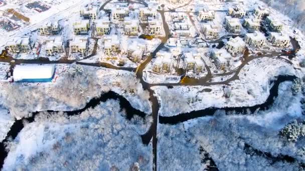 从空中俯瞰冬季工业城市景观. 旅程。 森林地区一个城镇寒冷季节的雪景,雪景地标. — 图库视频影像