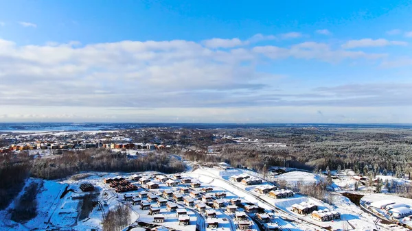 Vista aérea del horizonte invernal, paisaje urbano industrial desde el aire. Viaje. Paisaje nevado en la estación fría de una ciudad en la zona boscosa, paisaje de nieve hito . — Foto de Stock