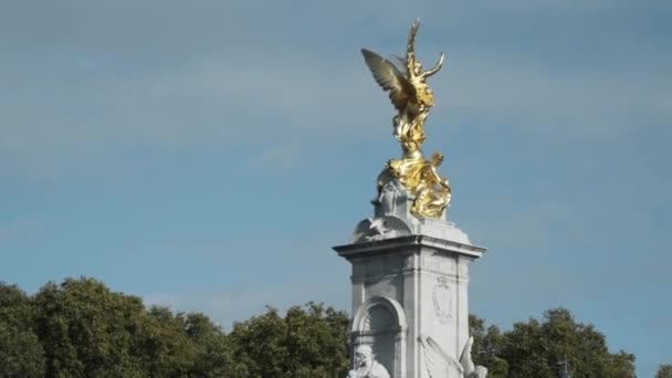 View from the bottom on Imperial Memorial to Queen Victoria located in front of Buckingham Palace. Action. National symbols of England — Vídeo de Stock