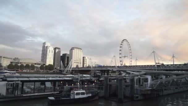 View from the Thames on the Coca-Cola London Eye located on the South Bank of the River Thames in London. Action. Millennium Wheel in evening. — Vídeo de stock