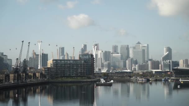 Beautiful view of the Emirates Air Line cable cars, the first urban cable car running across the Thames from the O2 to the Excel center. Action. London, United Kingdom — Wideo stockowe
