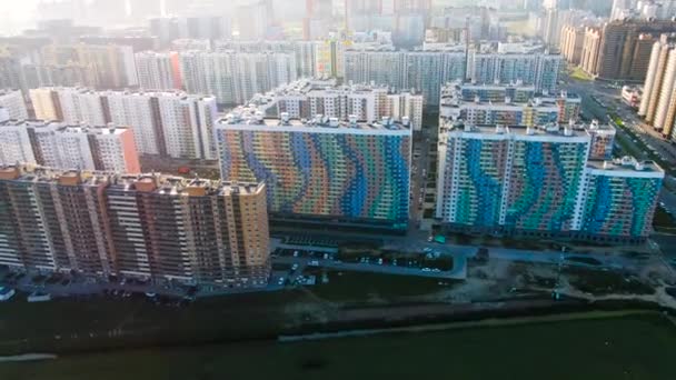 Edificios de gran altura en nueva zona residencial moderna, vista aérea. Viaje. Volando por encima de las nuevas casas de colores, el concepto de junglas de hormigón . — Vídeos de Stock