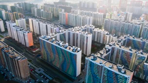 Luchtfoto van residentiële wijk met hoge gebouwen met ongewone kleurrijke gevels op een heldere hemel achtergrond. Reis. Avondzon en de nieuwe appartementenhuizen. — Stockvideo
