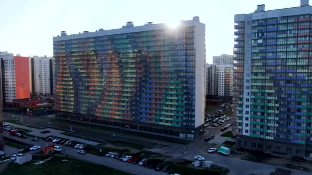 Vista aerea del quartiere residenziale con grattacieli con insolite facciate colorate su sfondo cielo luminoso. Viaggio. Sole di sera e le nuove case di appartamenti . — Video Stock