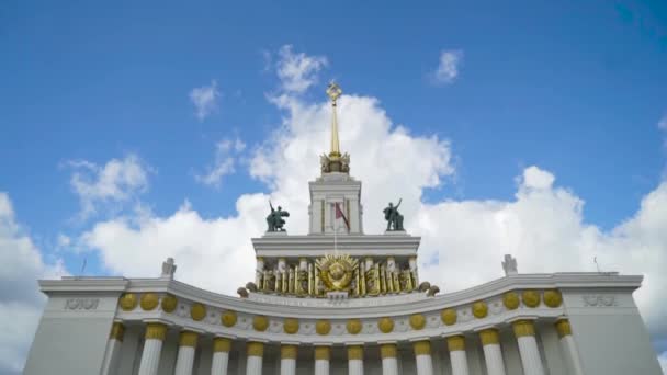 Vacker arkitektonisk byggnad med colonnade i rysk stil. Börja. Monumental byggnad av vit sten med statyer och kolonnad i stil med rysk arkitektur — Stockvideo