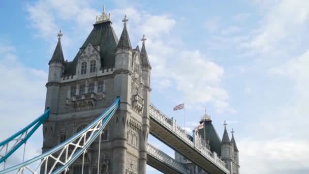 Close-up van de oude architectuur van de brug met torens. Actie. Prachtige middeleeuwse figuur van beroemde brugtorens in Uk op blauwe lucht achtergrond — Stockvideo