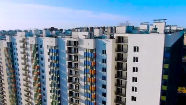 Höga byggnader med färgglada gacader i nya moderna stadsdelen. Rörelse. Flyg nära utvecklingsområde med nya bostadshus. — Stockvideo