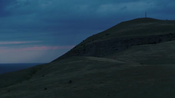 Rochers de montagne dans l'océan Pacifique dans une soirée pluvieuse. Fusillade. Aérien de nuages de pluie au-dessus de la surface de l'océan, paysage à couper le souffle avec des collines verdoyantes . — Video