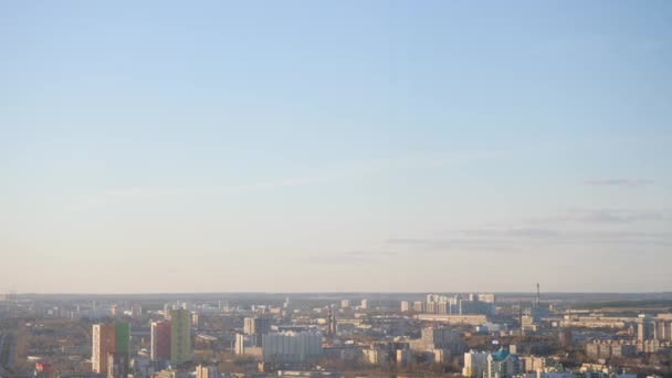 Вид города и голубое небо. Запись. Солнечный вид на город — стоковое видео