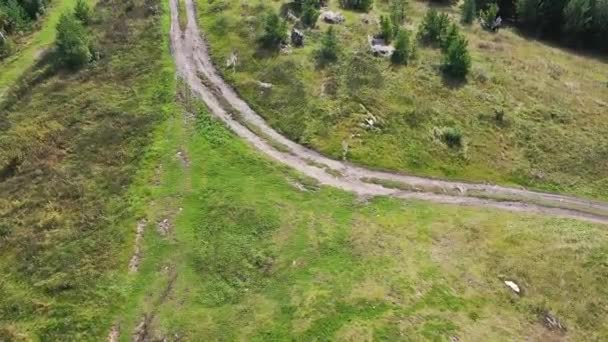 O grupo viaja em ATVs e UTVs na natureza. Filmagem. Vista superior de pessoas andando de bicicleta Quad na natureza — Vídeo de Stock