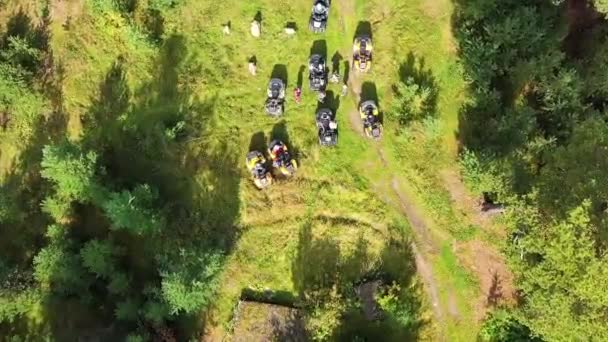 O grupo viaja em ATVs e UTVs na natureza. Filmagem. Vista superior de pessoas andando de bicicleta Quad na natureza — Vídeo de Stock