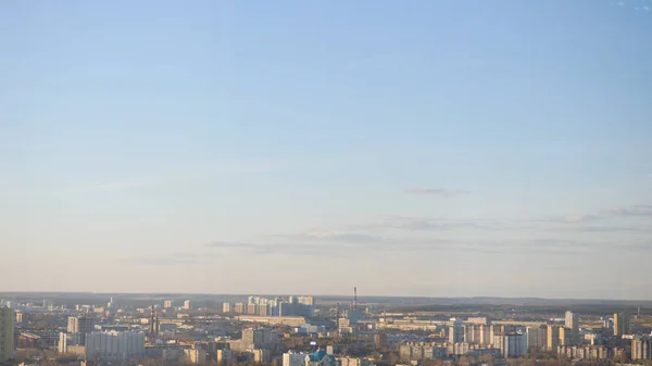 Θέα στην πόλη και γαλάζιο ουρανό. Στικ. Όμορφη Ηλιόλουστη θέα της πόλης — Φωτογραφία Αρχείου