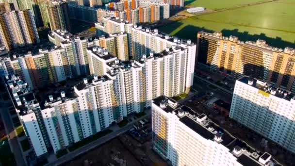 Um canteiro de obras com um grande número de edifícios de arranha-céus recém-construídos, o conceito de superpopulação do planeta e grandes cidades. Moção. Edifício residencial de vários andares, paisagem da cidade . — Vídeo de Stock