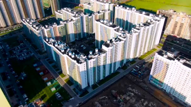 Een bouwplaats met een groot aantal nieuw gebouwde hoogbouw gebouwen, het concept van overbevolking van de planeet en grote steden. Beweging. Meerverdiepingen woongebouw, stadslandschap. — Stockvideo