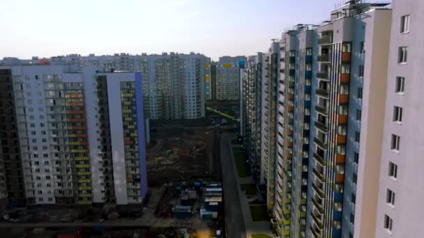 Vista aérea de las ventanas brillantes del edificio de varios pisos con el reflejo de la ciudad. Moción. Volando a lo largo del colorido edificio de fachada de vidrio y balcones bajo el sol brillante . — Vídeos de Stock