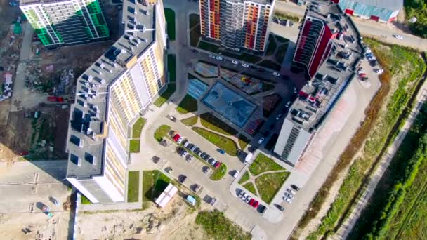 Blick von oben auf den Sportplatz im Hof der Häuser, Luftaufnahme. Bewegung. grüne Wiesen und Hochhaus im neuen Stadtteil. — Stockvideo