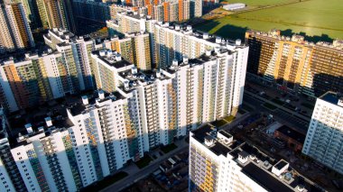 Çok sayıda yeni inşa edilmiş yüksek binalar, gezegenin aşırı nüfusu ve büyük şehirlerin konsepti olan bir inşaat alanı. Hareket. Çok katlı bir bina, şehir manzarası..