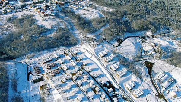 Vista de invierno del asentamiento rural suburbano ruso con árboles verdes cubiertos de nieve y un pequeño lago verde congelado. Moción. Aérea de paisaje invernal impresionante . — Foto de Stock