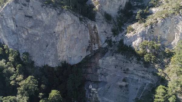 Uitzicht vanuit de lucht op het schilderachtige groene bos in de Oostenrijkse Alpen. Neergeschoten. De vlucht van de drone over de bergketen en het naaldbos. — Stockfoto
