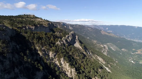 Vista aérea del pintoresco bosque verde de los Alpes austríacos. Le dispararon. El vuelo del dron sobre la cordillera y el bosque siempreverde de coníferas . — Foto de Stock