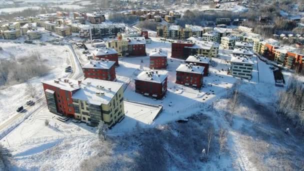 Top widok na piękne nowoczesne apartamenty w zimie. - Wniosek. Pokryte śniegiem dachy w mieście w zimie piękno biały — Wideo stockowe