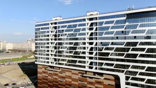 Vue de dessus de la nouvelle maison avec des fenêtres en miroir. Motion. Beau bâtiment moderne avec réflexion dans les fenêtres à la lumière du soleil — Video