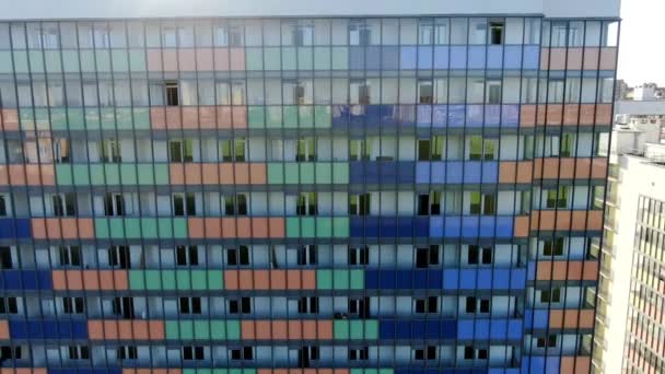 Ovanifrån av Windows av ett bostäder lyx hem bakgrund. Rörelse. färgad lägenhet byggnad — Stockvideo