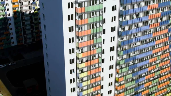 Vista aerea di blocco di appartamenti del grattacielo con balconi colorati. Mozione. Costruzione di alloggi o vendita di appartamenti concetto . — Foto Stock