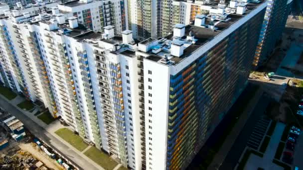 Вид с воздуха на жилые небоскребы в новом расширяющемся городском районе. Движение. Развитие жилья и концепция инфраструктуры в современном американском городе . — стоковое видео