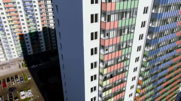 Αεροφωτογραφία της πολυκατοικίας του πολυώροφου κτιρίου με πολύχρωμα μπαλκόνια. Κίνηση. Κατασκευή ή πώληση κατοικιών έννοια. — Αρχείο Βίντεο