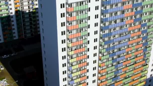 Vue aérienne du bloc d'appartements du bâtiment de grande hauteur avec des balcons colorés. Motion. Construction de logements ou vente d'appartements concept . — Video