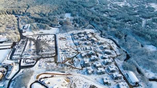 Horní pohled na prázdnou ruskou vesnici. Pohyb. Sněhem pokryté střechy domů, silnic a nádvoří — Stock video