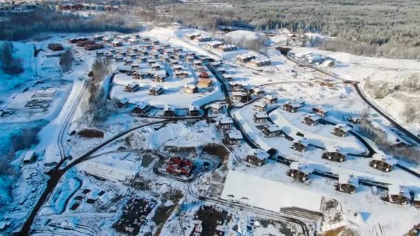 Vista superior en el pueblo ruso vacío. Moción. Techos cubiertos de nieve de casas, caminos y patios — Vídeos de Stock