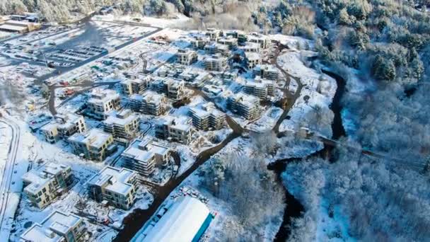 Vista superior de casas de campo no inverno. Moção. Vista aérea floresta e casas separadas no inverno — Vídeo de Stock