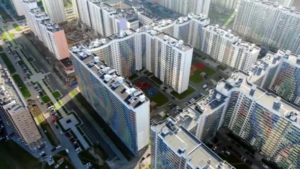 Modern residentieel appartement en flat building exterieur. Beweging. Prachtig uitzicht op het nieuwe wooncomplex — Stockvideo