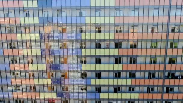 Top kilátás nyílik az épület lakópark. Indítvány. Új high-rise lakóházak épület apartman házak. Gyönyörű ház. — Stock videók